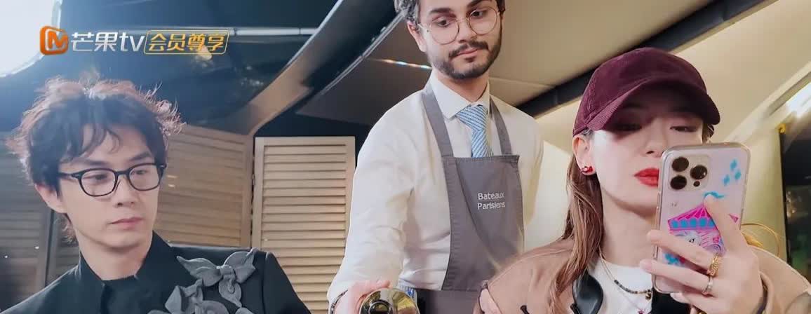 戚薇在节目里问大家愿意吃伴侣剩下的食物吗？结果都是愿意。卢靖姗说:我吃的最多的是