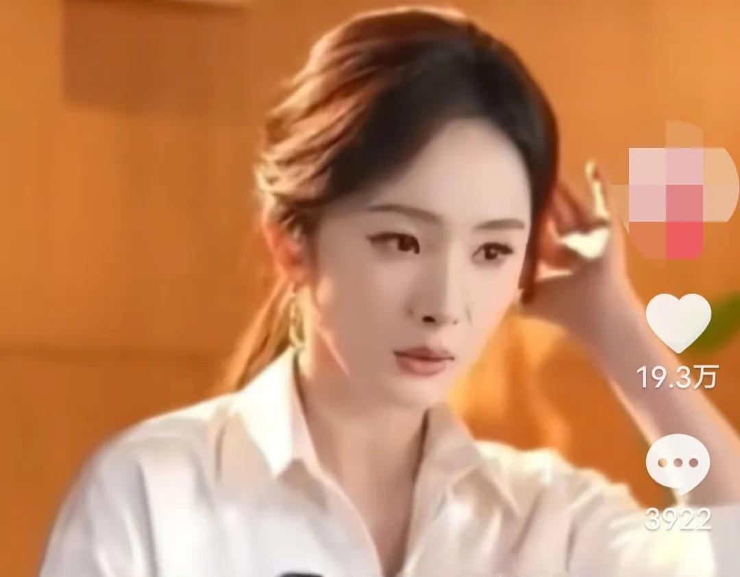 杨幂说：“我有一天发现，我闺女画画画得挺好。我问她，你以后要当画家吗？她说可以吗
