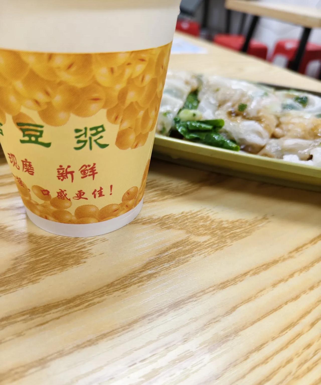 没想到广东一个小小的肠粉店被湖南米粉搞得内卷起来，原来都是一份肠粉不配其他的，现