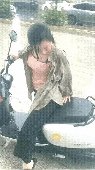 一名男子下班，外面下大雨，就给妻子打电话，说自己没有带伞。