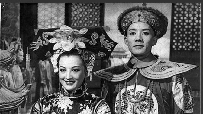 1888年，53岁且单身27年的慈禧准备去看戏。被侍卫那尔苏撞了一下，她一怒之下