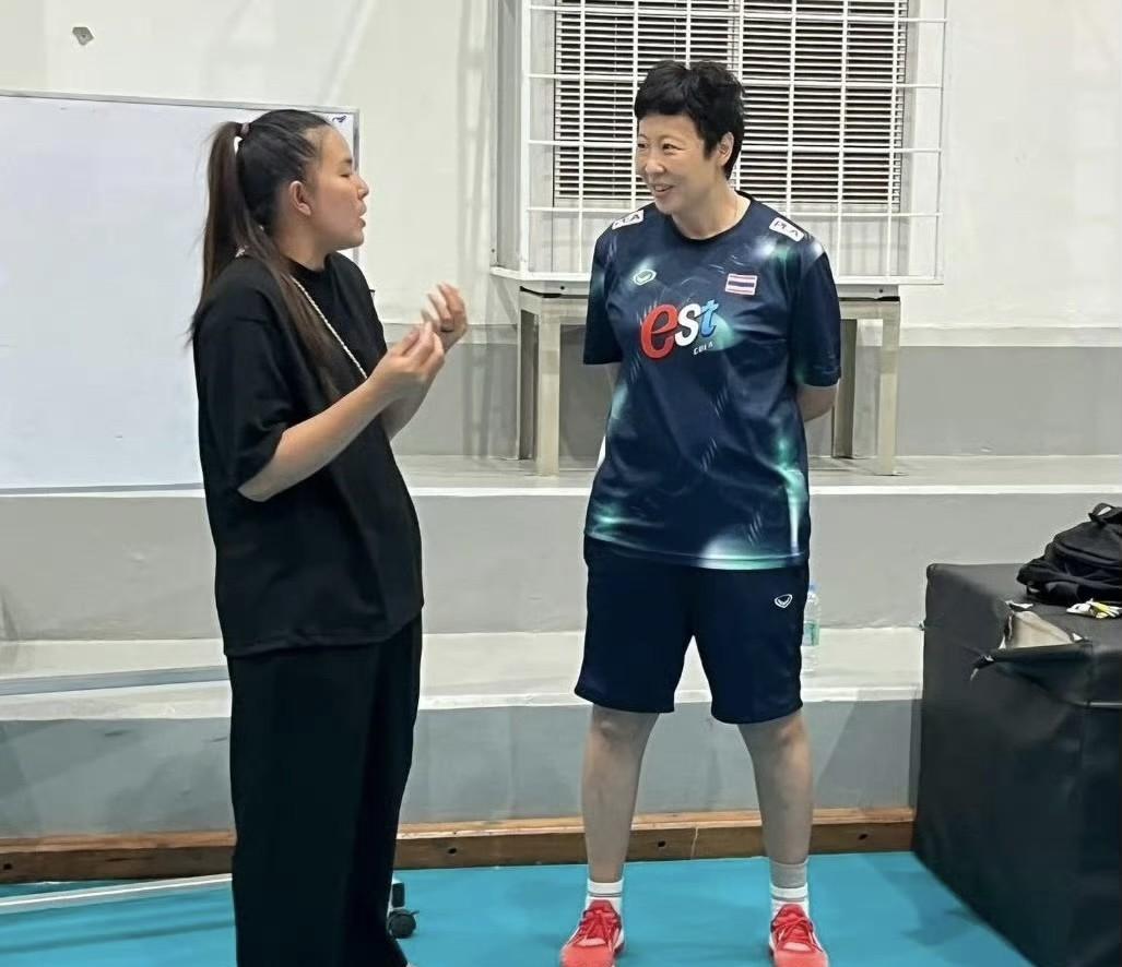 冯坤将以主教练的身份执教泰国U19女排国家队，那不当国家队助理教练了吗？