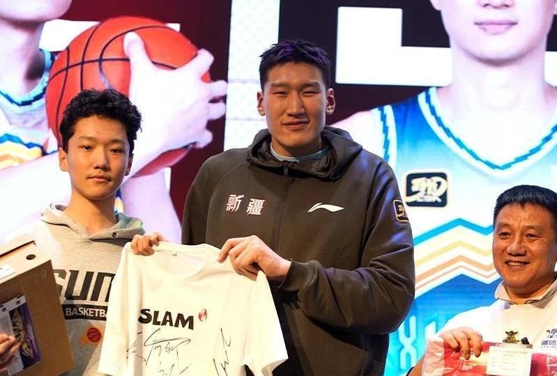 新疆男篮李炎哲的成长成熟决定了球队内线新高度，吴冠希替补非常优秀，球队内线球员完
