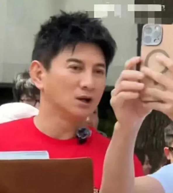  真没认出来！吴奇隆现身上海，皮肤黑黄身材五五分，手上婚戒却很抢镜