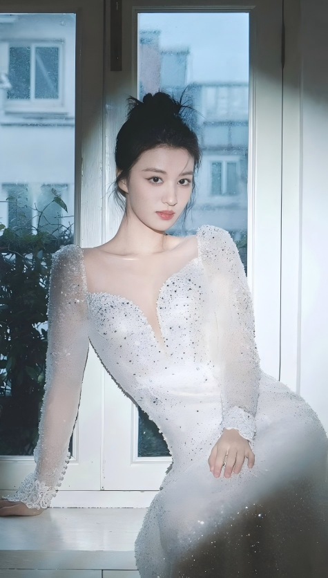 捕捉优雅瞬间，王楚然银色长裙映衬着柔和光线，每一颗珠光都诉说着精致与美丽。