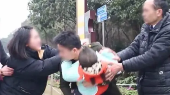 孩子被人贩子抢走，父亲看到后把人贩子打死，算不算正当防卫？

2023年有那么一