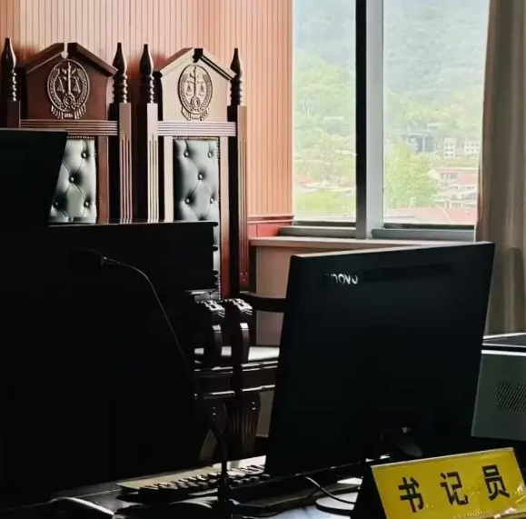 哪些不良行为会影响考公务员？
1、父母有违法犯罪记录，常见的有醉驾、赌博、嫖娼、