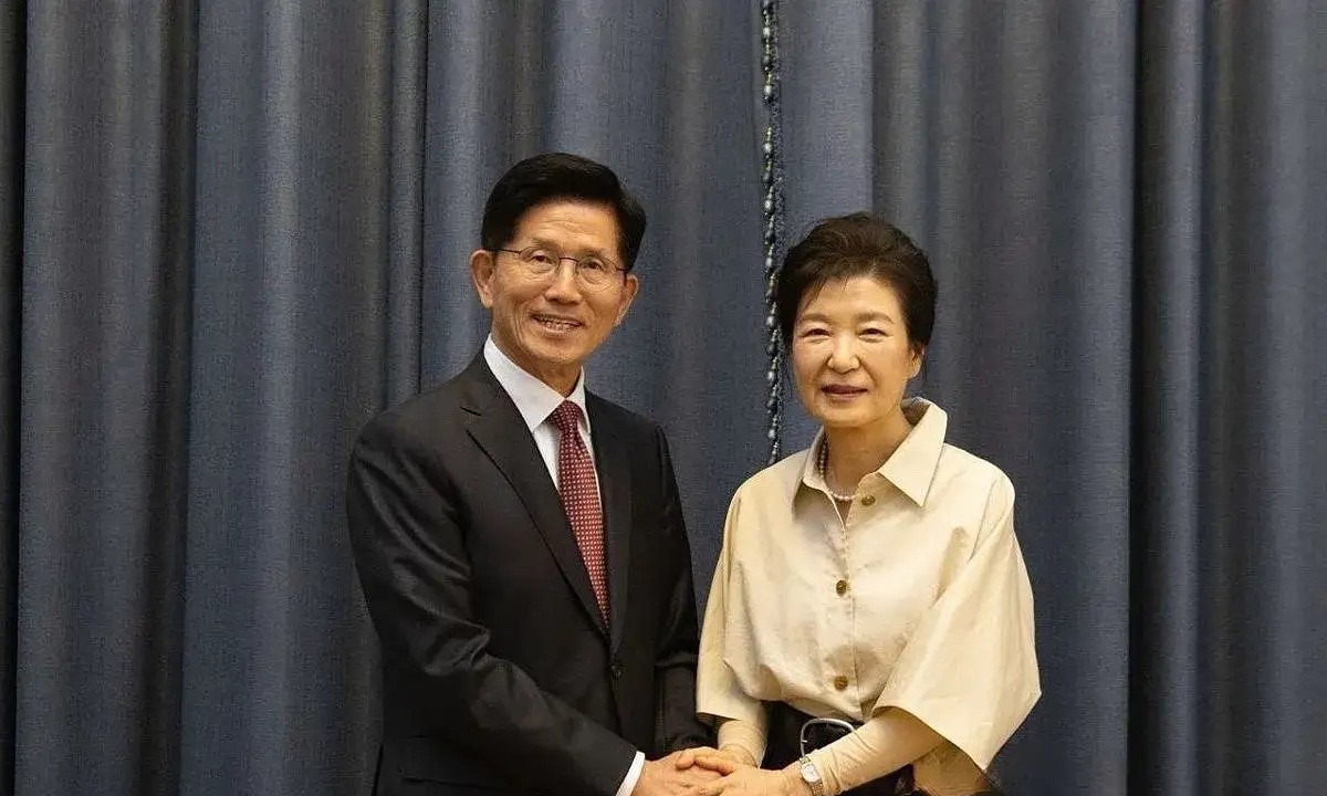 金文洙拉朴槿惠助阵











天呐，韩国大选真是跌宕起伏！李在明支持