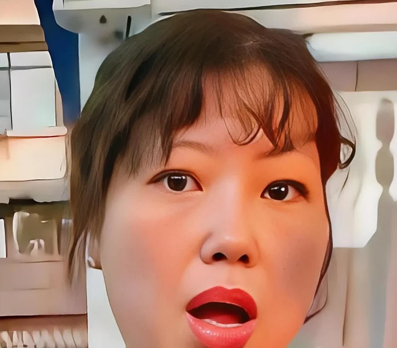 在派出所里还敢那么嚣张

说明什么？

红衣女子在派出所拍桌子时，朱先生