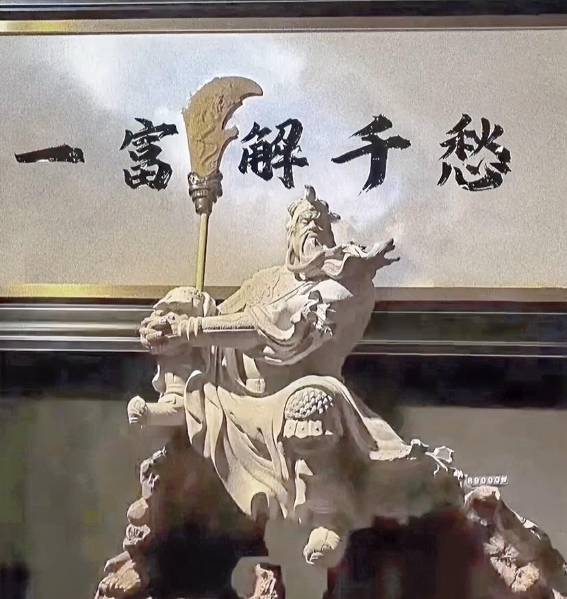 有幸遇见一位贵人给我的忠告：如果你只要身上有点积蓄，就会发生各种各样的事情，家里