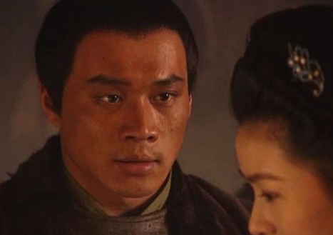 当年，30岁的丁海峰拍完《水浒传》后，爱上了王思懿。回家后，他向32岁的妻子唐歌