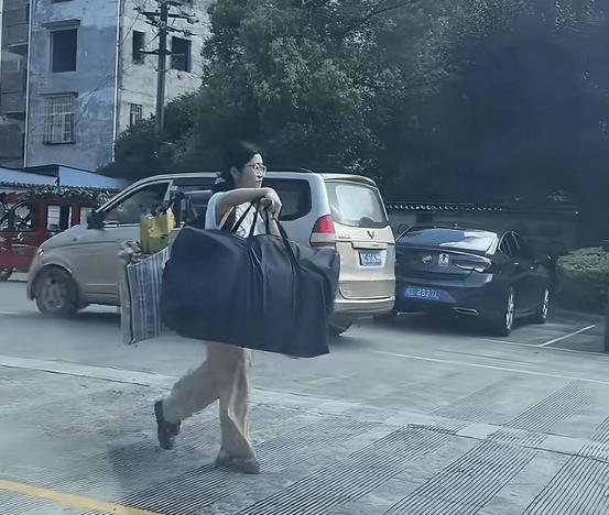 终于找到了，近日广西挑行李回家的女生，她来自桂林灌阳县第二高级中学，其班主任发声