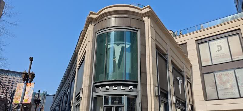 特斯拉Model2预计2025年5月量产，定价15万左右，主打低价市场。

