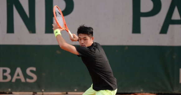 ATP500华盛顿站资格赛首轮，吴易昺挽救两个赛点，以4-6/6-3/7-6(3