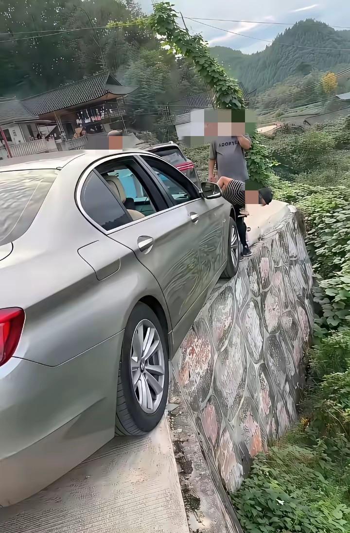 此刻，
直行和右打方向肯定是不行的，
唯一可能化险为夷的就是左打方向盘了！