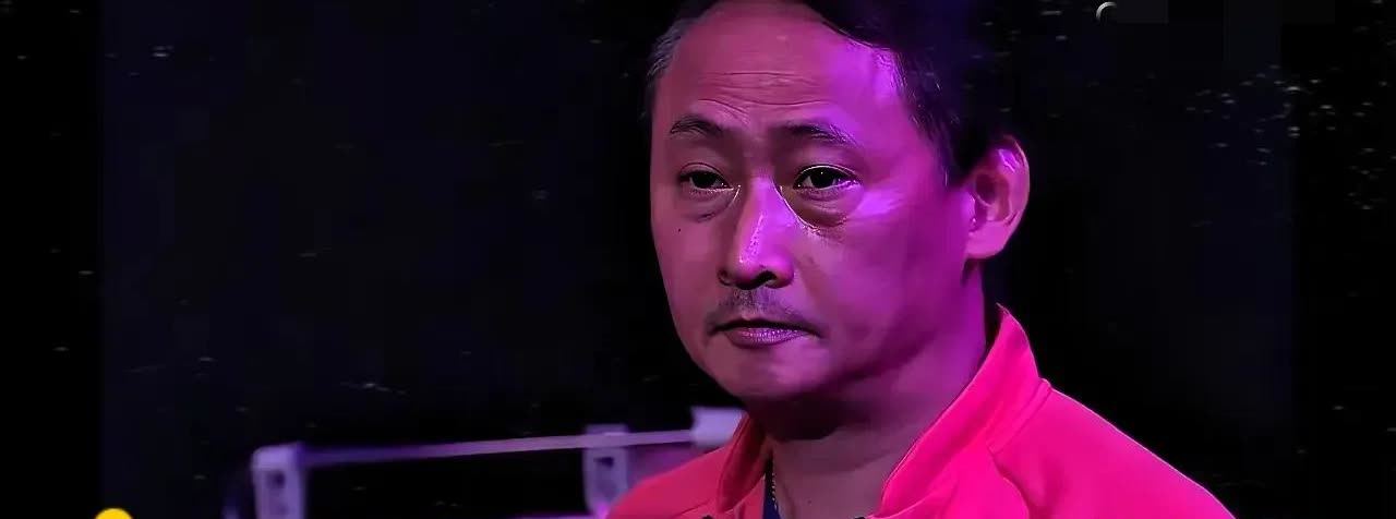 是不是太尴尬？国乒球员的后面一排就坐着张本智和的爸爸，不知道看球的时候，球员们会