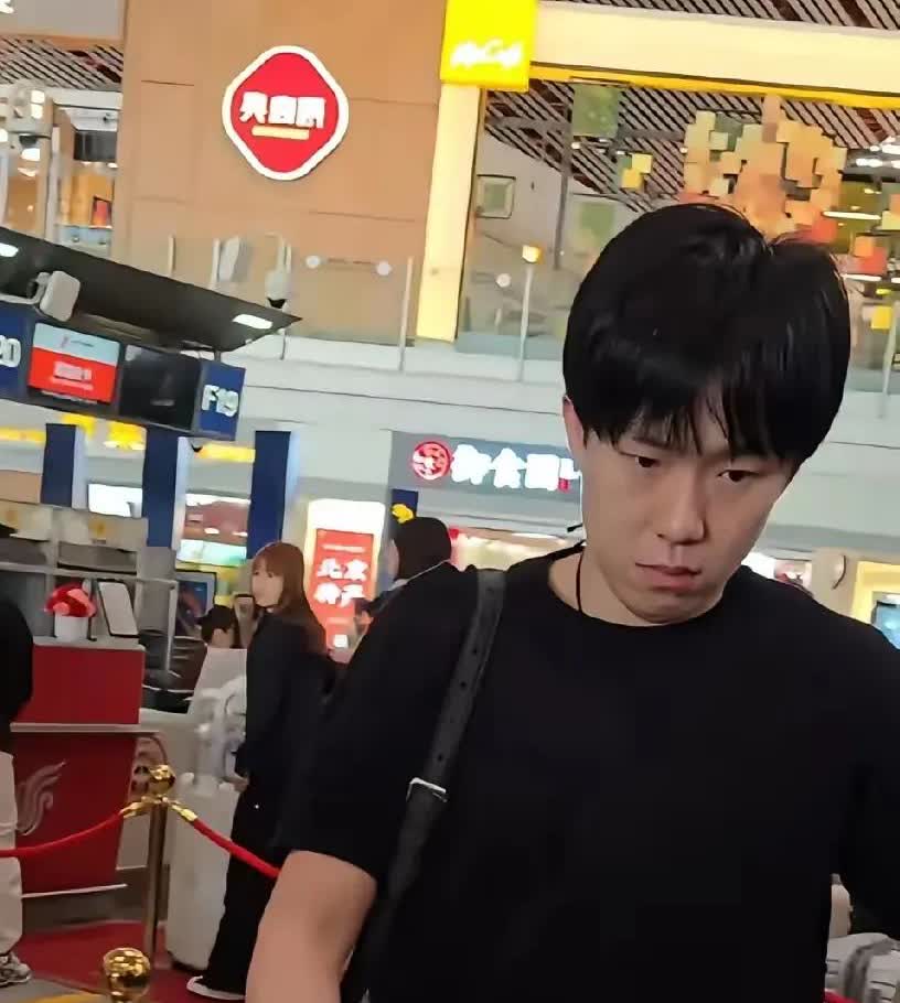 王楚钦这两天也太“精彩”了吧！先是小时候的卖萌照全网疯传，萌得人心里直痒痒。结果