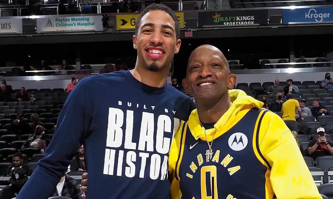 NBA名宿查尔斯-巴克利在节目中，呼吁让哈利伯顿的父亲老约翰重返球馆看比赛：
“