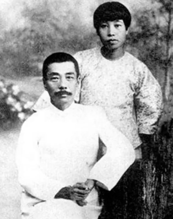 1929年，一直坚持丁克的鲁迅避孕失败，有了孩子，当他看到儿子的第一眼，忍不住吐