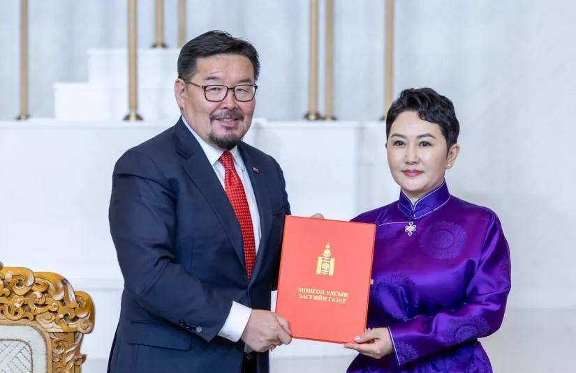 蒙古国外交部长巴特策策格笑到了最后，继续担任蒙古国外交部长。
不得不说，虽然巴特