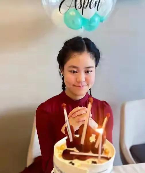 刘秀盈过生日真的是越来越简单了，只有一个蛋糕，几个小气球呢。本来以为刘秀盈是吕丽