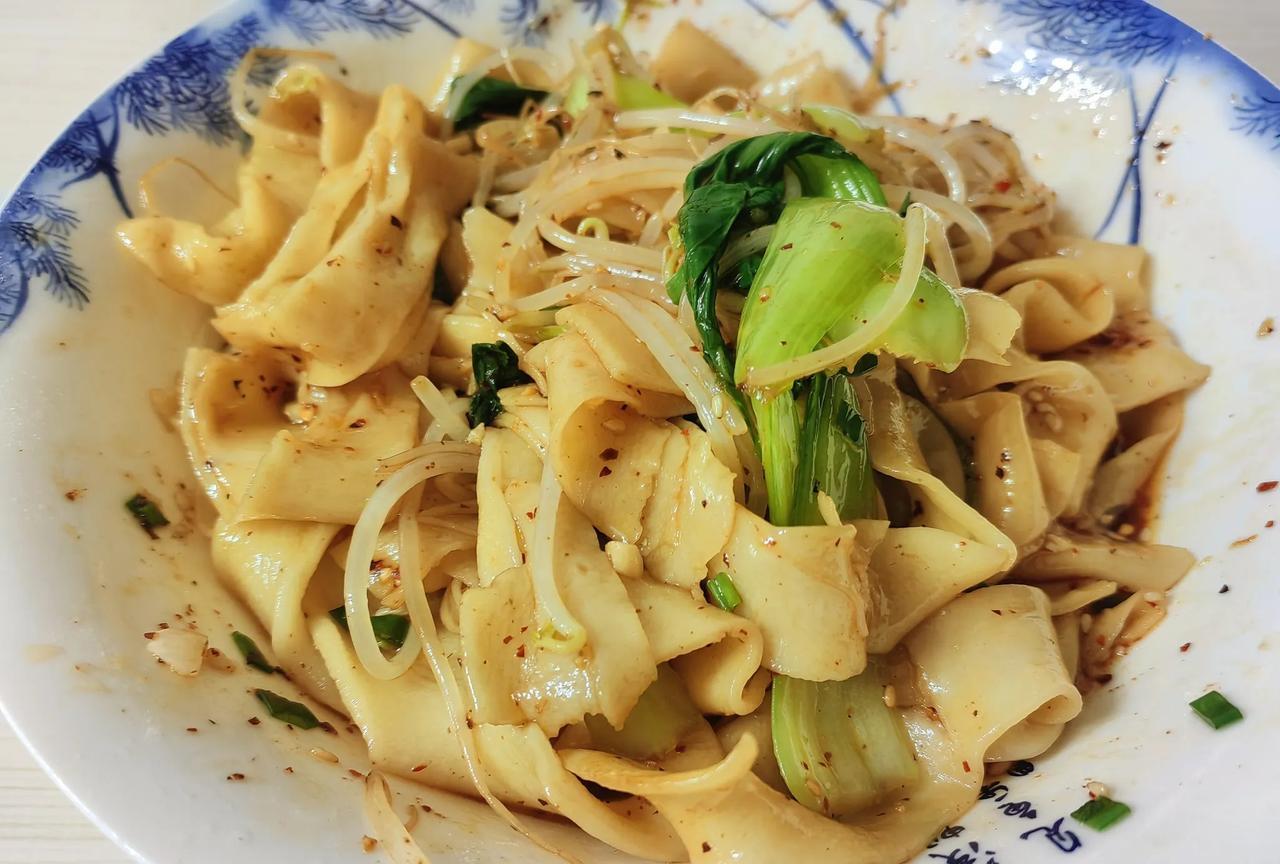 最近很想吃油泼扯面小炖肉刀削面和扁豆焖面。
今天太座开恩，在家给我做了个简化版油