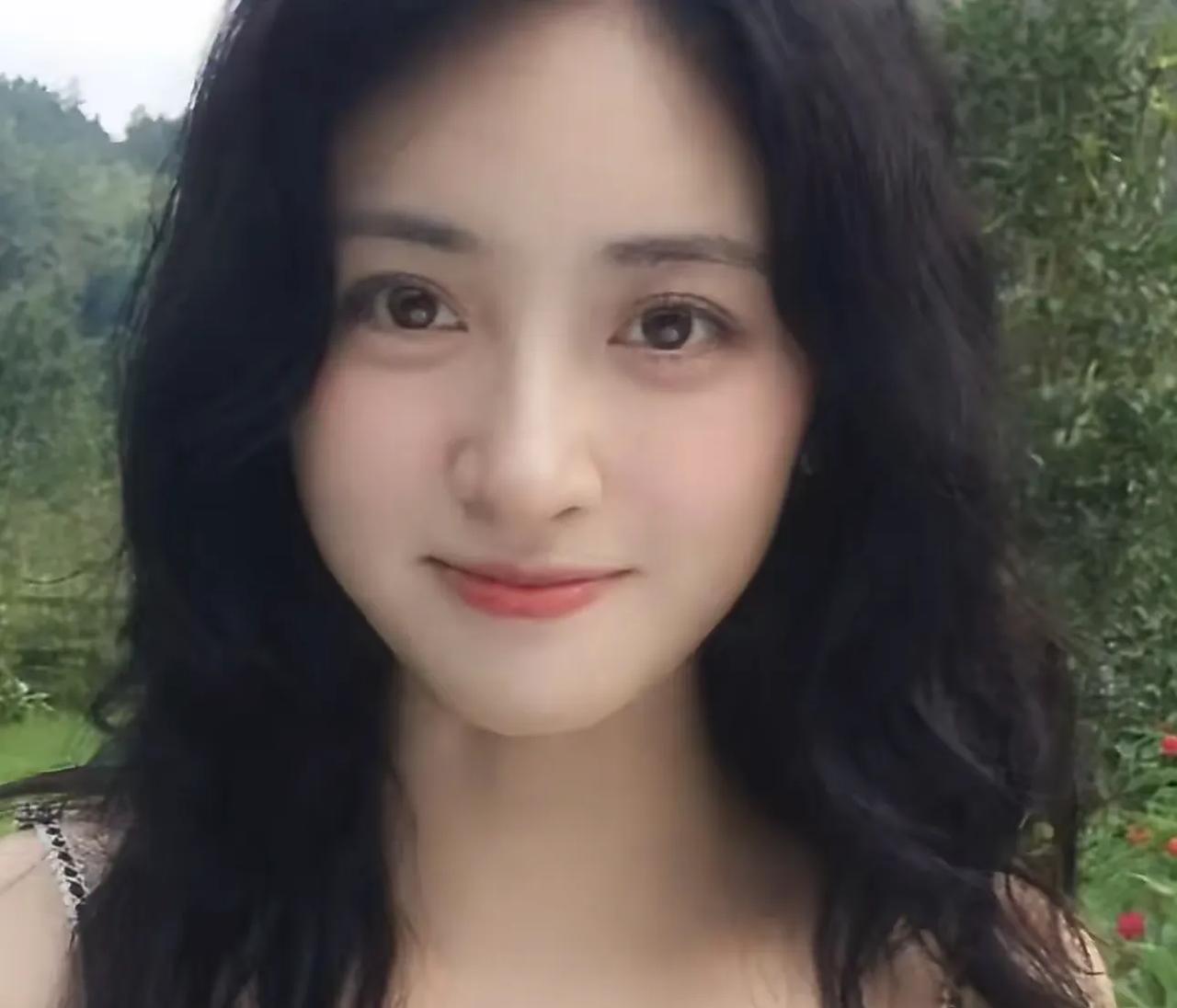 演员沈月说，《六姊妹》获得了不少认可，所以我想多接一点年代剧，尤其这几年我的演技