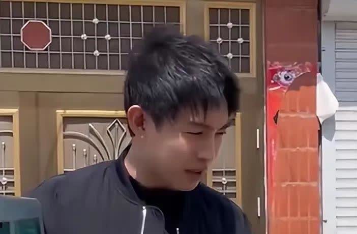 演员许鹏退圈回老家赶集摆摊

近日，曾活跃在荧幕上的演员许鹏宣布退圈，并选择