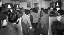 1976年初冬，兰州军区副司令乘坐绿皮火车，前往郑州出差。过了送餐时间，副司令拿