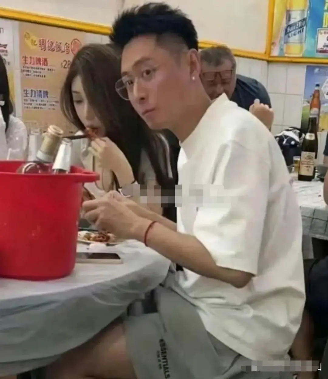张嘉倪前夫和他的新女朋友，低调的下了个小馆子！