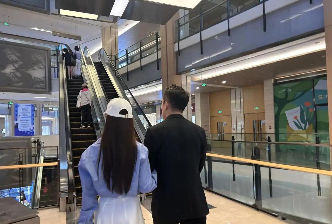 汪小菲带马小梅去店里，这两人衣品真的很好呀，现在感觉像真的大明星一样，大明星其实