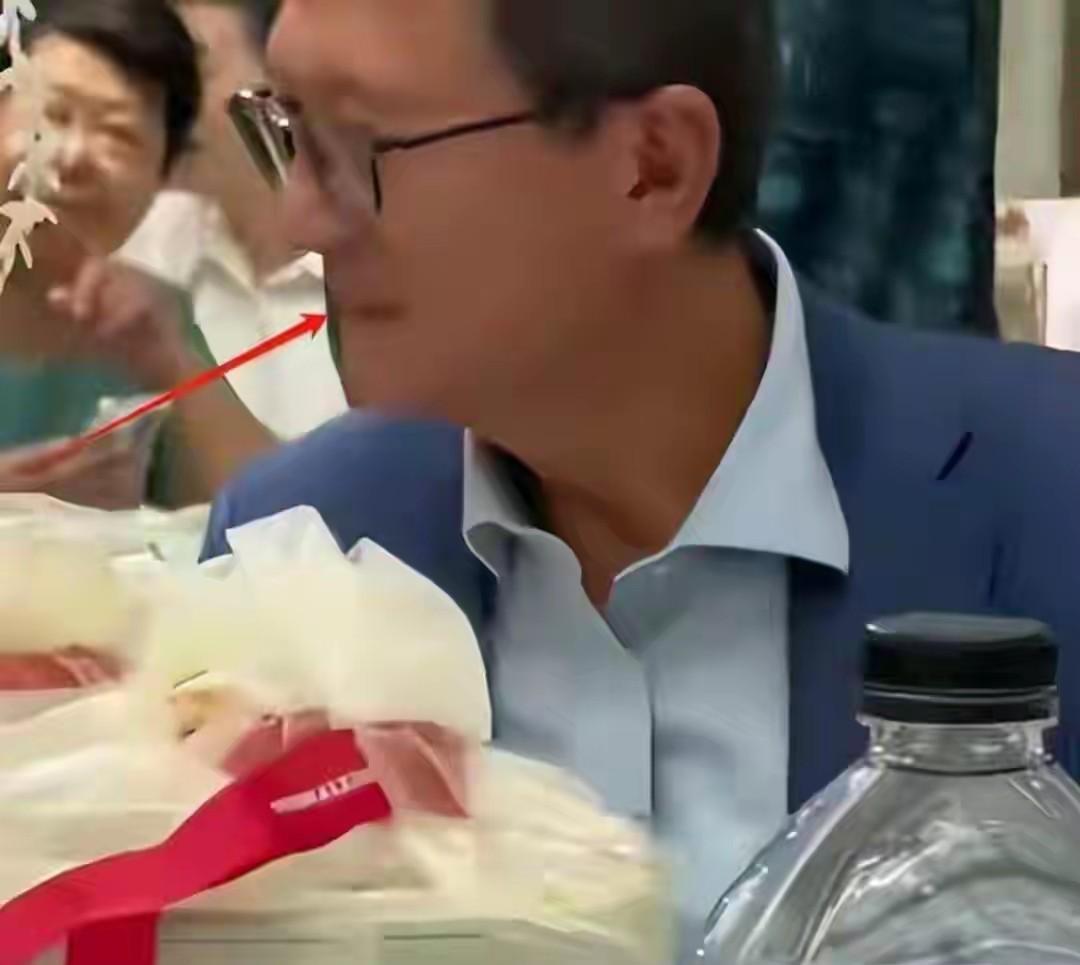 44岁的张怡宁感觉比结婚前漂亮多了，而且看起来特显年轻，而64的徐威明显的老了不