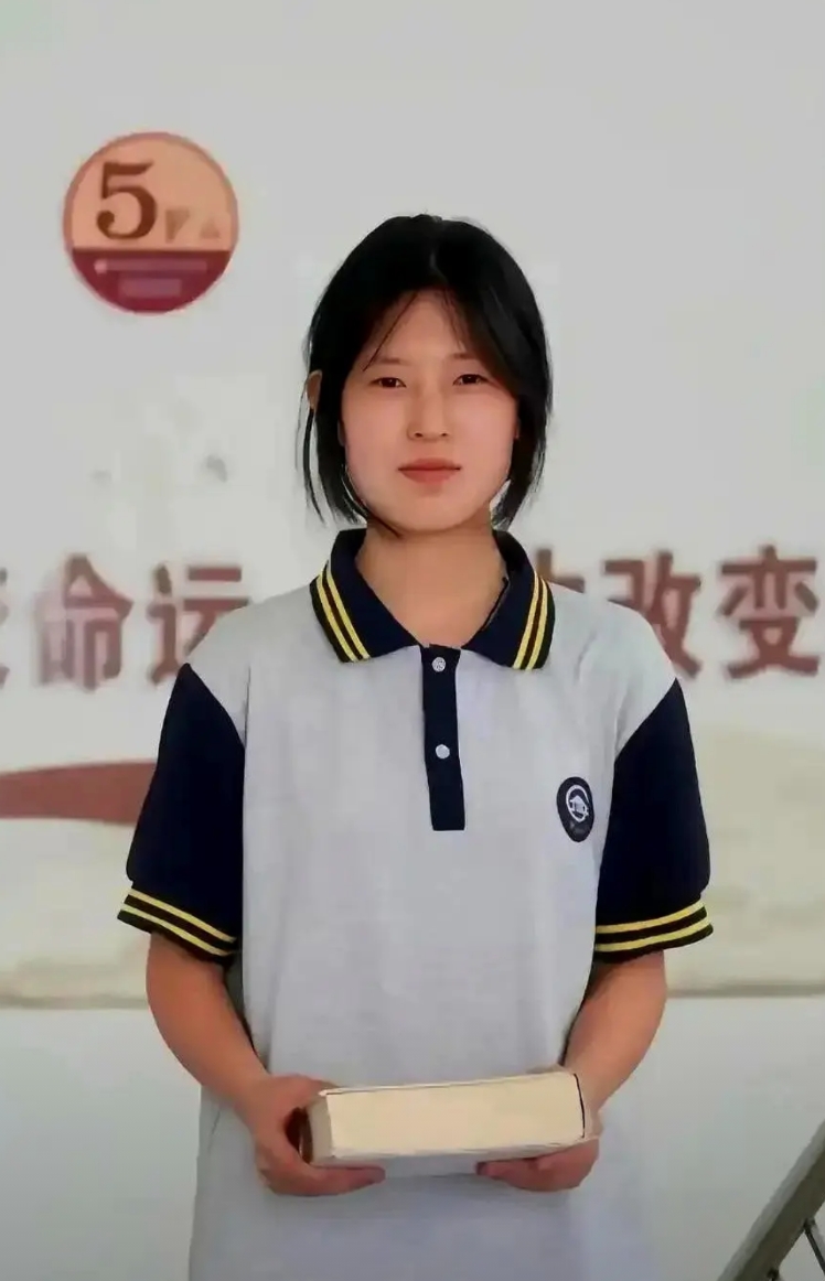 还记得姜萍吗？
名噪一时的女学霸，为什么现在销声匿迹了，在互联网时代实属有点匪夷