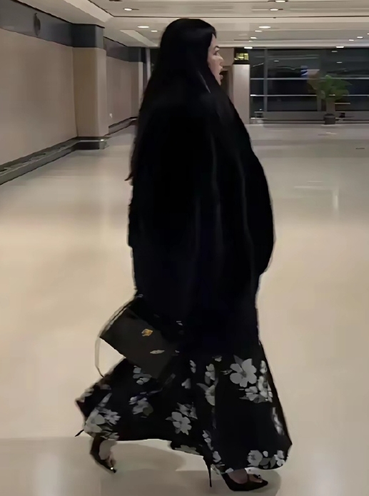 佩服李湘，零下30度的东北穿纱裙、光脚穿高跟鞋，全靠那件貂皮大衣保暖 ​​​
