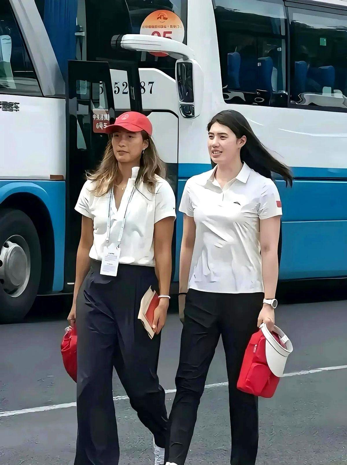 高个女孩也能赚大钱
9月22日晚，郑钦文和张雨霏手挽手走上红毯，镜头一扫，两人鞋