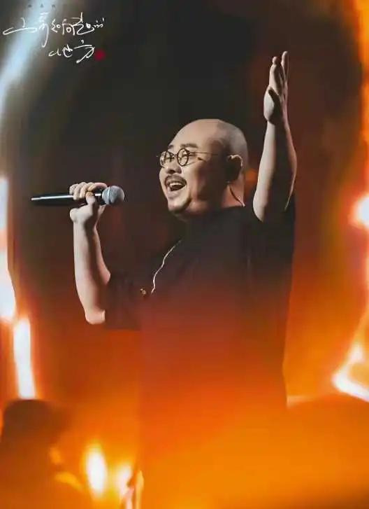 有人说，2025年，全球音乐圈只有两种人，一种是看过刀郎演唱会的人，一种是假装不