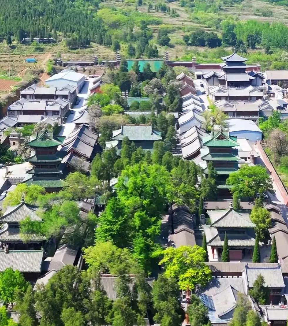 少林寺最大的贡献就是在国际上打出了名气，但是在国内它就是一座名利场所，一个著名的