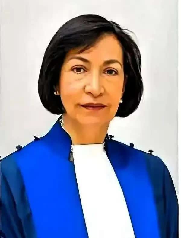 我问了在菲律宾开店的同学，ICC为什么迟迟不裁决老杜的临时释放请求。

他翻