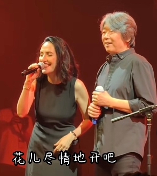 有没有和我一样喜欢安娜…

最近，总能刷到安娜和老狼唱歌的视频，以前只是知道她是