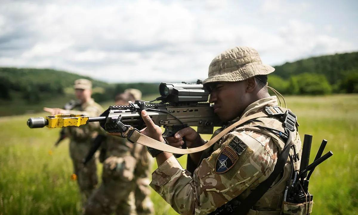 美英两国海军陆战队进行联合训练。
M4A1卡宾枪和L85A3突击步枪。