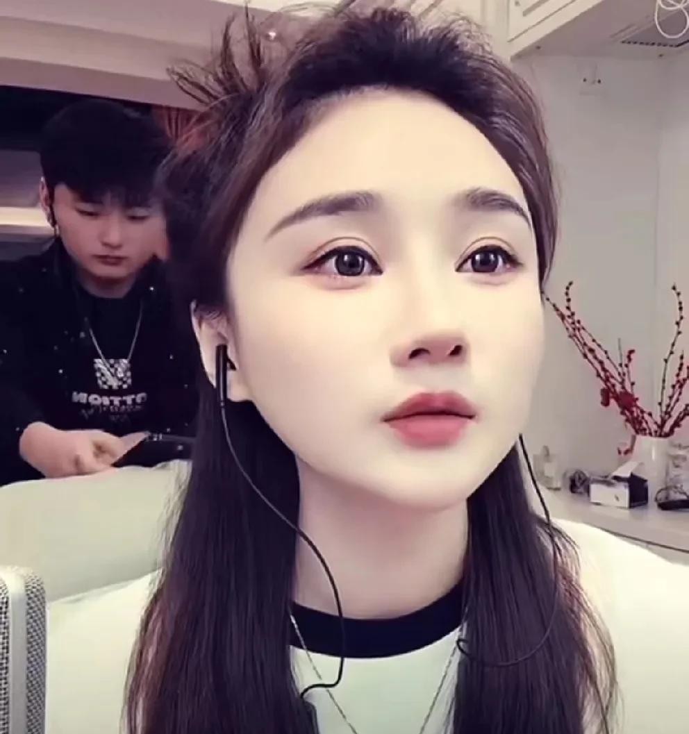 沈曼喊话想踩我的人，有一个算一个，都放马过来！
            沈曼喊话