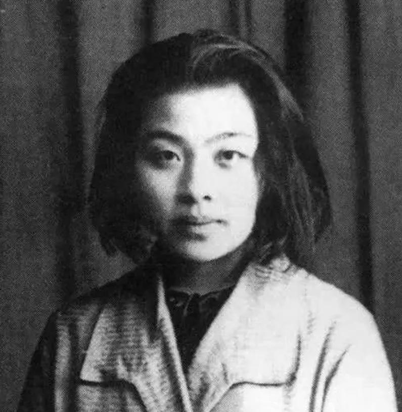 上海滩那会儿新思潮涌动，年轻人高喊自由恋爱、个性解放，空气里都飘着反叛味儿。丁玲
