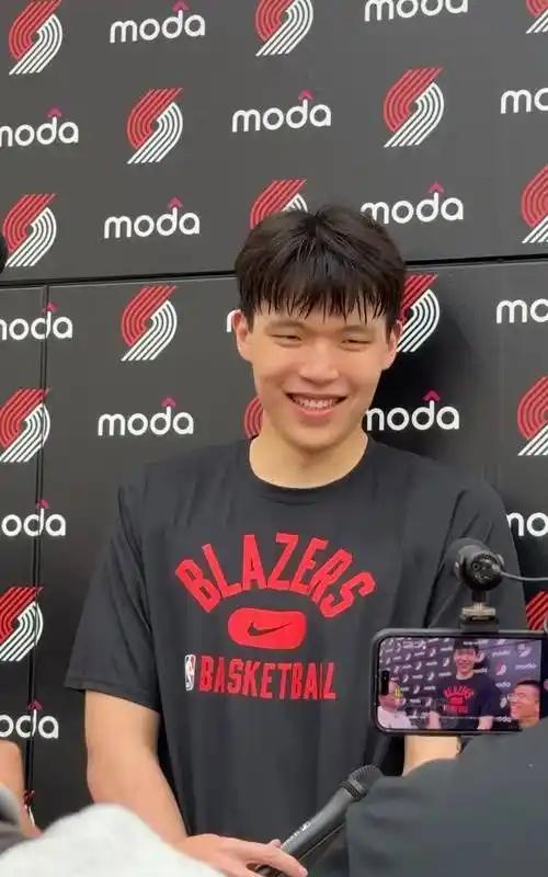 杨翰森太执着于给队友打掩护了
开拓者季前赛输给勇士，杨翰森21分钟投篮5中2，三