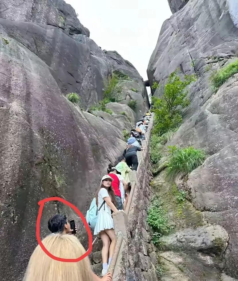 《奇》
帅哥奇装去旅游，
景点选的特别牛。
景色时刻眼中留，
………？
拋砖引玉