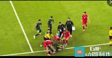 球迷看台记录下了北京国安与越南队激烈冲突打架完成过程。
北京国安在主场工体战平了