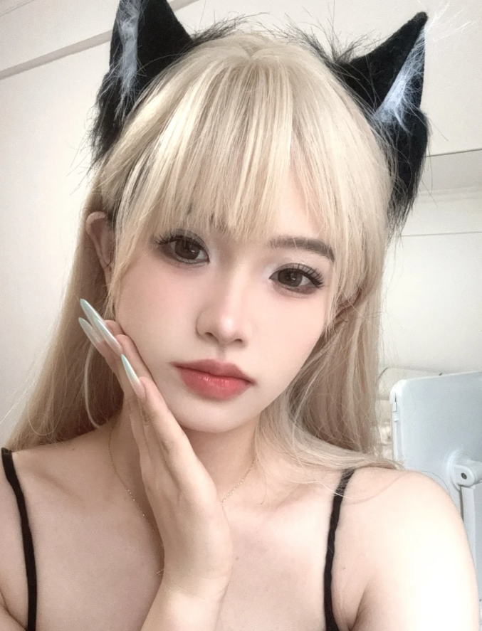 有幸相遇，恰好合拍，
初见乍然，久处亦怦然。