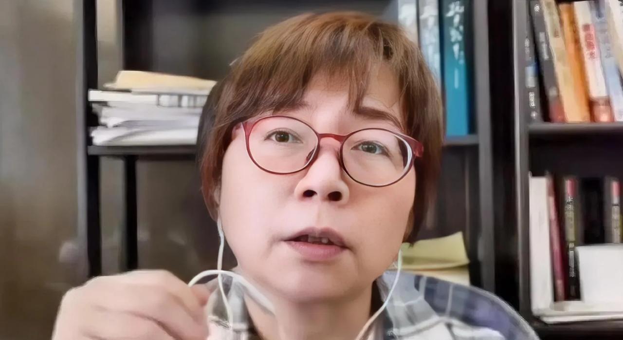 黄X贤: 我为什么不能批评蓝白？一批评蓝白我就变成绿的侧翼了？还讲不讲道理呀！我