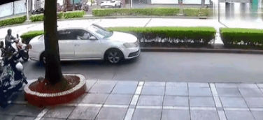 1分钟两起交通事故，两起事故起因都在白色轿车，而且白色轿车车里两个人，司机和副驾