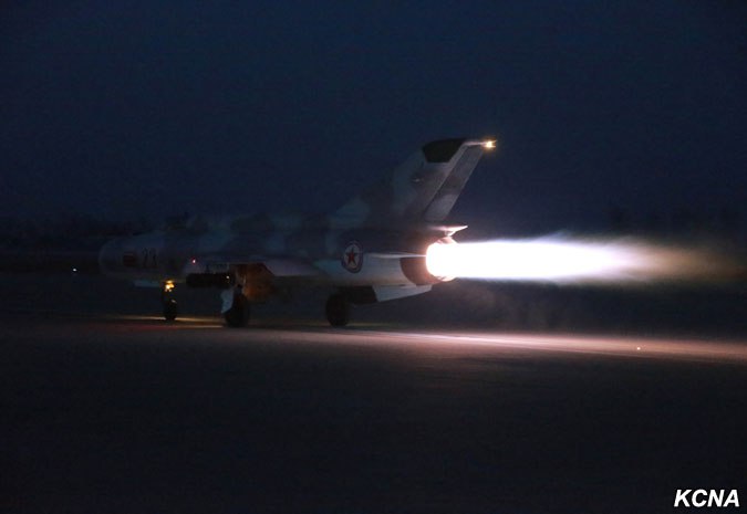 2016年，朝鲜人民军空军的夜间训练。