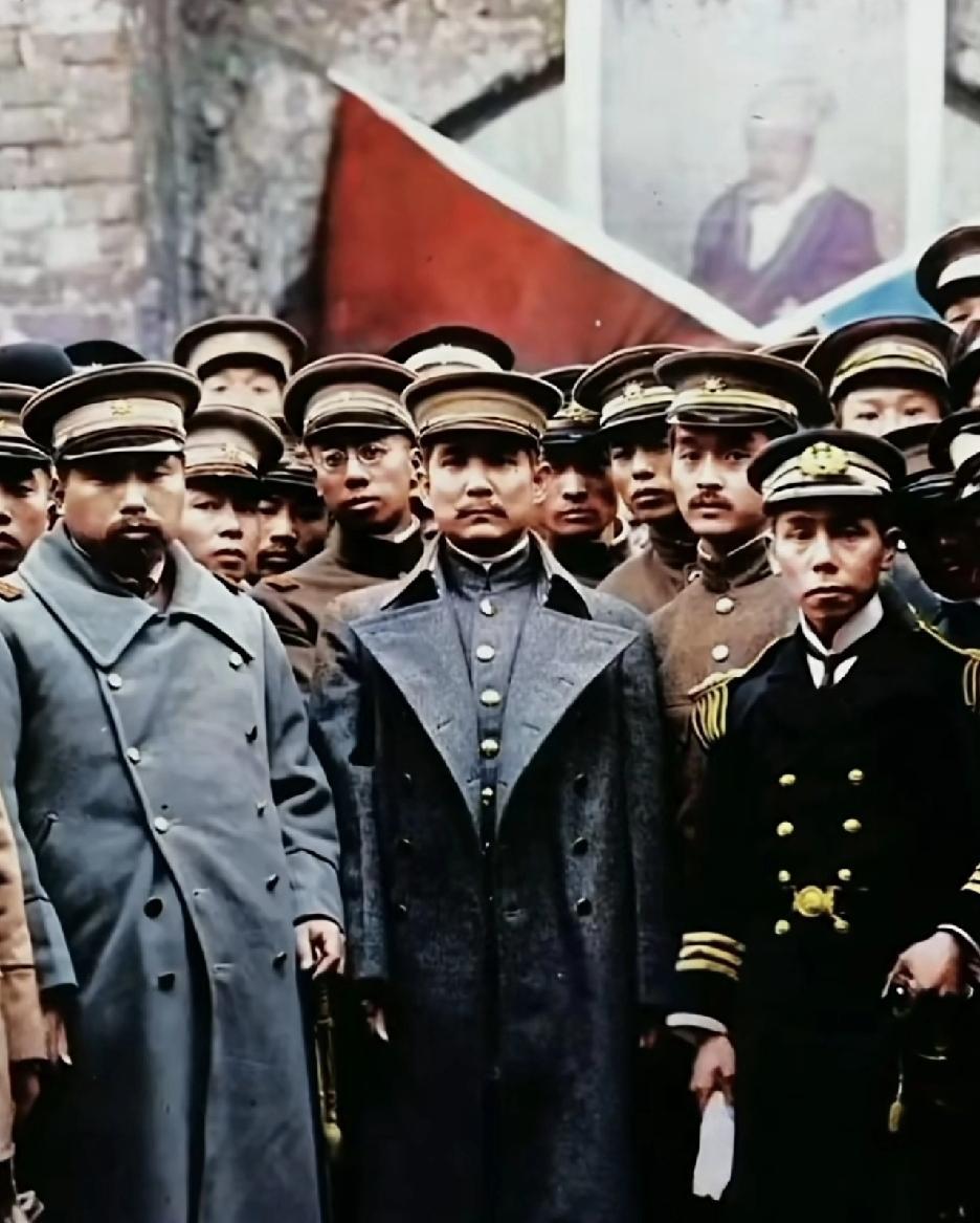 1912年2月15日，南京明孝陵前旌旗猎猎。孙中山率临时政府文武官员二百余人、军